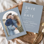 Reserva La Fecha Dusty Blue Boho salva la foto de la fecha Minimali<br><div class="desc">Boda Boho Salva las tarjetas de fecha que tienen una foto en el frente. Las tarjetas Save the Date contienen una moderna tipografía de escritura cursiva con letras a mano que son elegantes,  simples y modernas para usar después de la minimalista celebración del día de la boda.</div>