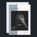 Reserva La Fecha Dusty Blue Elegant Photo Guardar la fecha Invitaci<br><div class="desc">Estas bodas minimalistas y elegantes ahorran las tarjetas de fecha y cuentan con un texto negro moderno sobre un polvoriento fondo azul y blanco,  con su foto personal. Un estilo sencillo y de diseño,  con un ilustracion romántico en la parte trasera.</div>