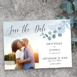 Reserva La Fecha Dusty Eucalyptus Boda Elegante Foliage Photo<br><div class="desc">Elegante guardar la tarjeta de fecha con foto personalizado, hojas de eucalipto, letras a mano y lavado de acuarela. El diseño es delicado, con una vegetación acuática y un follaje en tonos grises y verdes polvorientos. Guardar la fecha se graba en una caligrafía hermosa y la plantilla está configurada para...</div>