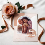 Reserva La Fecha El amor es la foto de la pareja de Rubor geométric<br><div class="desc">Fotografía moderna y moderna que ahorra el diseño de la tarjeta de fecha. El moderno oro rosa y la paleta de tonos marrones crean un estilo moderno y elegante. "El amor es paciente", emparejado con caligrafía de letras a mano moderna. Diseño geométrico de moda con el marco de la foto...</div>