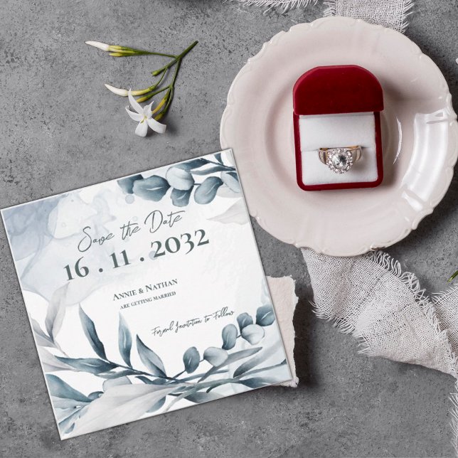 Reserva La Fecha El azul turbio del eucalipto deja una elegante bod (Dusty Blue Eucalyptus Leaves Elegant Wedding Save The Date)