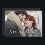 Reserva La Fecha El boda de tipografía moderna pospuesto ahorra la<br><div class="desc">El amor es paciente. Moderna tipografía elegante negrita boda pospuesta ahorrando la tarjeta de fecha. Con una tipografía moderna y elegante y un diseño de rayas hacia atrás. Los colores se pueden personalizar.</div>