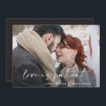 Reserva La Fecha El boda de tipografía moderna pospuesto ahorra la<br><div class="desc">El amor es paciente. Moderna tipografía elegante negrita boda pospuesta ahorrando la tarjeta de fecha. Con una tipografía moderna y elegante y un diseño de rayas hacia atrás. Los colores se pueden personalizar.</div>