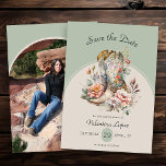 Reserva La Fecha El Boho occidental de Rusia bota foto floral<br><div class="desc">Foto Save the Date con botas de vaquera florales bohemias, rosas y flores de campo. El diseño está decorado con letras antiguas y clásicas, con una elegante forma de arco moderno, en un color base de color verde sabio y beige neutro. Perfecto para boho floral, occidental, ecuestre, rodeo y rústico...</div>