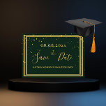 Reserva La Fecha El partido de graduación oro verde esmeralda salva<br><div class="desc">Una tarjeta Save the Date para un fiesta de grupo de graduación. El fondo verde esmeralda está decorado con un confetti dorado y un marco dorado falso. Personalice y agregue una fecha y un nombre. Letras de colores dorados. El texto: Save the Date se escribe con un gran guión de...</div>