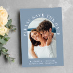Reserva La Fecha Elegante Arch Photo QR Código Dusty Azul<br><div class="desc">Boda azul polvorienta moderna salve la tarjeta de fecha con tu foto en un marco arqueado rodeado por "Please Save The Date" en un elegante texto blanco. Bajo la foto, agregue sus nombres, fecha de boda y ubicación. En el reverso, personaliza los detalles de guardar la fecha en una tipografía...</div>