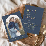 Reserva La Fecha Elegante azul marino salva foto Minimalista<br><div class="desc">Boda Navy Blue y Gold Salven las tarjetas de fecha que tienen una foto en el frente. Las tarjetas Save the Date contienen una moderna tipografía de escritura cursiva con letras a mano que son elegantes, simples y modernas para usar después de la minimalista celebración del día de la boda....</div>
