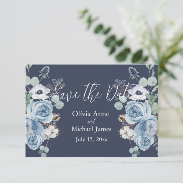 Reserva La Fecha Elegante Azul Oscuro y Blanco Floral Script (Anverso de pie)