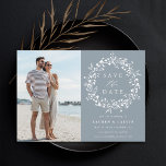 Reserva La Fecha Elegante azul turbio Boda Boho Wildflower foto<br><div class="desc">Esta elegante boda,  salvo la tarjeta de fecha,  incluye una corona de silueta de flores silvestres con sus iniciales de foto y parejas en la parte posterior. Para una personalización más avanzada de este diseño,  haga clic en el BOTÓN HERRAMIENTA DE DISEÑO AZUL de arriba.</div>