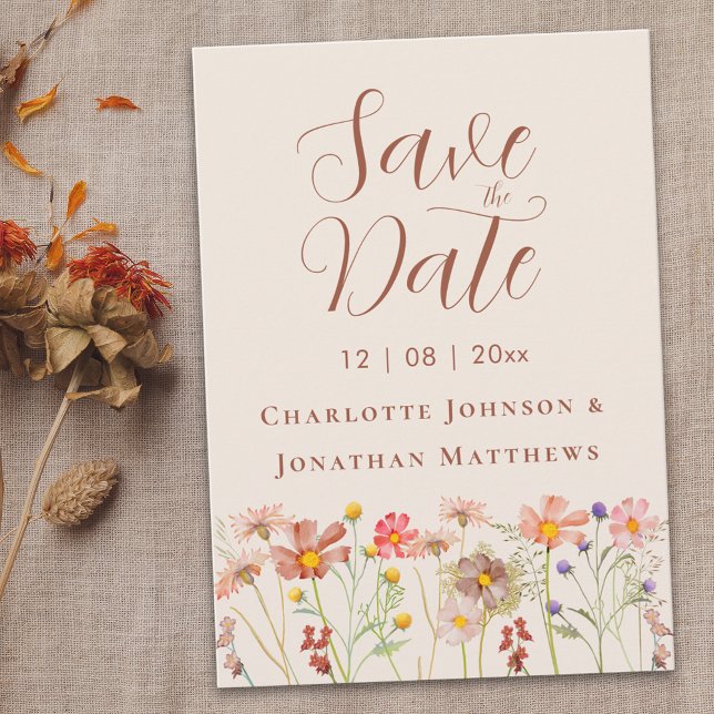 Reserva La Fecha Elegante Boda Bohemiana de Otoño con Flores Silves (Boho chic Wildflower meadow fall floral tan beige Wedding save the date card elegant script )