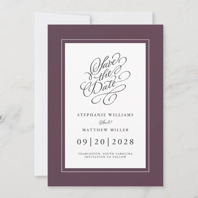 Reserva La Fecha Elegante Boda Chic de Moda con Letra Morado Oscuro (Anverso)