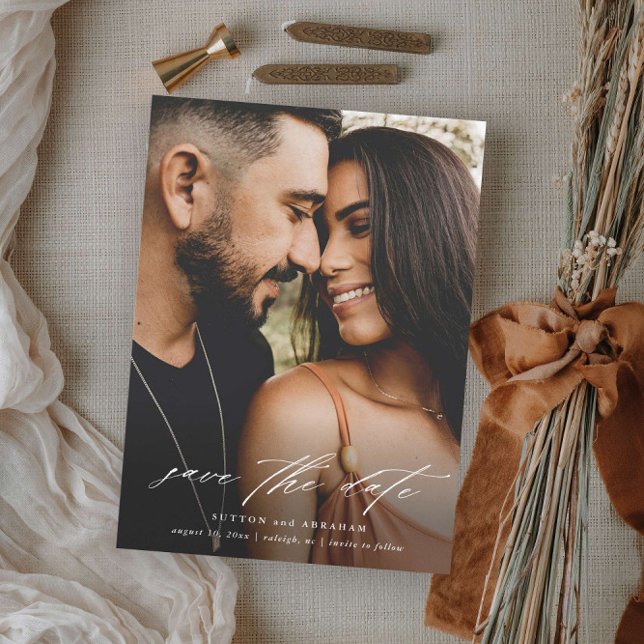 Reserva La Fecha Elegante Boda de imágenes manuscritas (Simple modern script photo wedding save the date announcement card.)