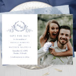 Reserva La Fecha Elegante Boda de Monograma Azul de la Marina de Fo<br><div class="desc">Anunciar la fecha de su boda con esta boda impactante salve la tarjeta de fecha con dos secciones en la parte delantera, a la izquierda exquisita monografía botánica dibujada a mano enmarcando elegantemente las iniciales de parejas en tonos de marina con sus nombres y datos de fecha y ubicación de...</div>