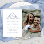 Reserva La Fecha Elegante Boda de Monograma Azul Dusty Photo<br><div class="desc">Anunciar la fecha de su boda con esta sorprendente boda, guardar la tarjeta de fecha con dos secciones en la parte delantera, a la izquierda exquisito monograma botánico dibujado a mano enmarcando elegantemente las iniciales de parejas en polvorientos tonos azul y azul con sus nombres y datos de fecha y...</div>