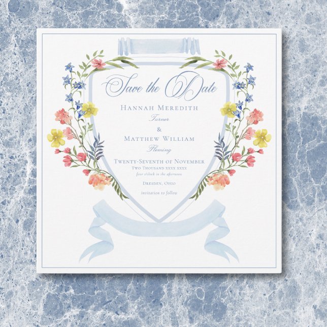 Reserva La Fecha Elegante Boda Escudo de Flor Silvestre Dusty Blue  (Elegant Dusty Blue Pastel Wildflower Crest Wedding Save The Date)