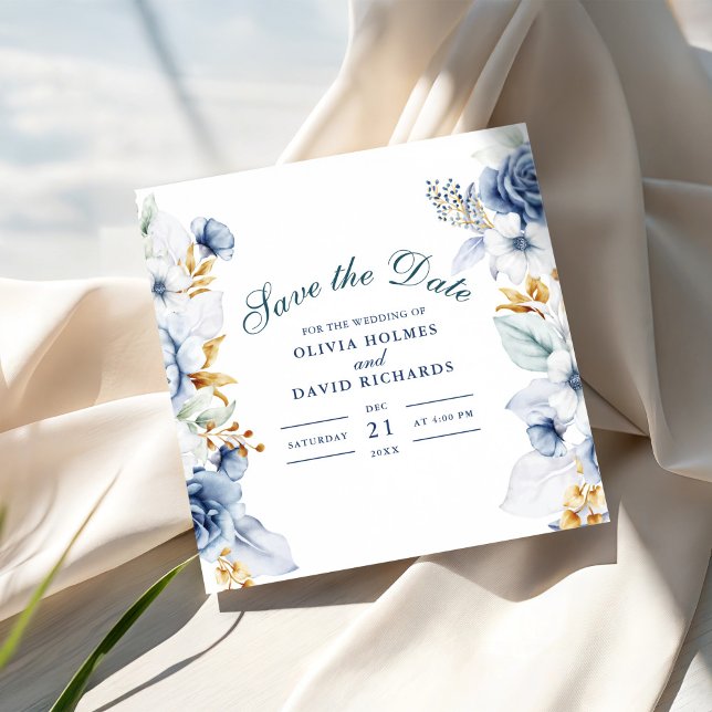 Reserva La Fecha Elegante Boda floral azul y dorado (Elegant Blue and Gold Floral Wedding Save The Date on an elegant wedding table)