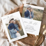 Reserva La Fecha Elegante boda Guardar la foto de fecha Minimalista<br><div class="desc">Boda Guardar las tarjetas de fecha que tienen una foto en la parte delantera y trasera. Las tarjetas Save the Date contienen una moderna tipografía de escritura cursiva con letras a mano que son elegantes,  simples y modernas para usar después de la minimalista celebración del día de la boda.</div>