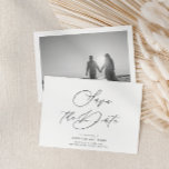 Reserva La Fecha Elegante Boda horizontal de foto en blanco negro<br><div class="desc">Esta tarjeta de invitación horizontal Save the Date incluye un encabezado de guión elegante y el texto de su personalizado, con una foto en blanco y negro en la parte posterior. Utilice la plantilla para agregar su información. Los colores y el filtro de la máscara de foto se pueden cambiar...</div>