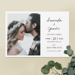 Reserva La Fecha Elegante Boda moderno de escritura negra fotográfi<br><div class="desc">Esta moda nupcial moderna ahorra la fecha de la planilla de la tarjeta plana y sus nombres en un guión moderno cálido y familiar. El texto delantero es un negro ligeramente suavizado que también podría llamarse gris muy oscuro, excepto por el texto SAVE THE DATE, que es un gris oscuro....</div>