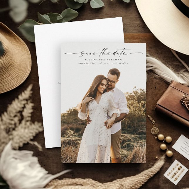 Reserva La Fecha Elegante foto de boda con letra script (Elegant script photo wedding save the date with modern handwritten script overlay typography.)