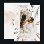 Reserva La Fecha Elegante foto de Boho Floral Pampas<br><div class="desc">Este elegante diseño cuenta con impresionantes ramos florales de especias marrón, verde musgo y bohemio crema. Para mejorar los detalles de tu día, el guión incluye caligrafía caprichosa y tu hermosa foto contra un marco transparente de borde enrollado. Incluya sus datos personales en la parte delantera con sus iniciales de...</div>