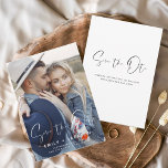 Reserva La Fecha Elegante Guardar el guión moderno de la foto de fe<br><div class="desc">Moderno y elegante retrato manuscrito vertical foto Guardar la tarjeta Boda de fecha. La tarjeta de invitación para guardar la fecha incluye una moda y una tipografía elegante con un diseño simple y minimalista sobre un fondo blanco al que se puede añadir la imagen de fotografía de compromiso personalizada.</div>