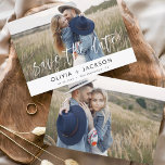 Reserva La Fecha Elegante Guardar la foto de 2 con letras blancas<br><div class="desc">Foto moderna y elegante Guardar la tarjeta de Boda de fecha. La tarjeta de invitación para guardar la fecha incluye tipografía y moda blancas y un diseño sencillo en un fondo blanco al que se puede añadir la imagen personalizada de la fotografía de compromiso.</div>