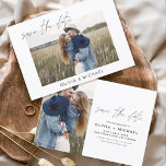 Reserva La Fecha Elegante Guardar la foto del guión de fecha Minima<br><div class="desc">Boda Guardar las tarjetas de fecha que tienen una foto en la parte delantera y trasera. Las tarjetas Save the Date contienen una moderna tipografía de escritura cursiva con letras a mano que son elegantes,  simples y modernas para usar después de la minimalista celebración del día de la boda.</div>