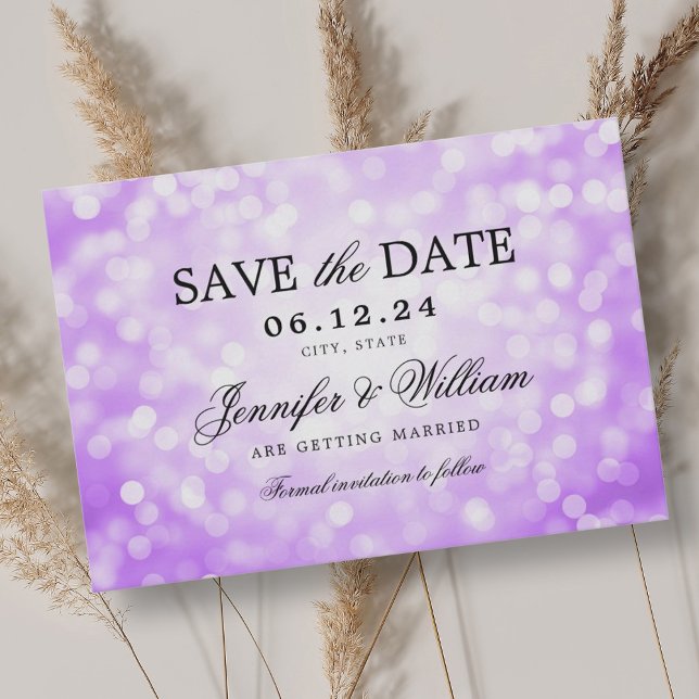 Reserva La Fecha Elegante guión Boda Purple Bokeh Luces (Elegant Script Wedding Purple Bokeh Lights Save The Date)