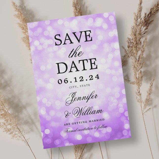 Reserva La Fecha Elegante guión Boda Purple Bokeh Luces (Elegant Script Wedding Purple Bokeh Lights Save The Date)
