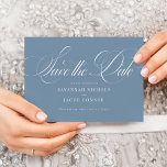 Reserva La Fecha Elegante guión moderno azul turbio<br><div class="desc">El elegante guión moderno Dusty Blue Save the Date presenta un guión grande y audaz y un estilo elegante.</div>