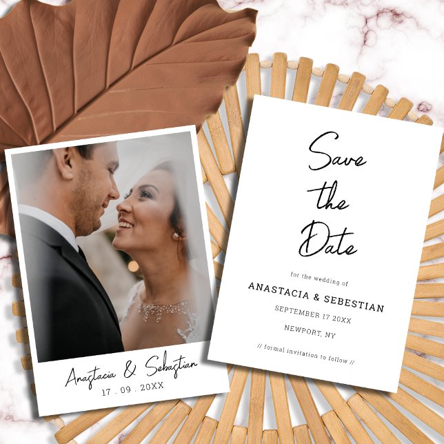 Reserva La Fecha Elegante guión moderno Boda de fotografías en blan (Elegant Script Modern Black & White Photo Wedding Save The Date)