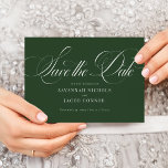 Reserva La Fecha Elegante guión moderno verde<br><div class="desc">Modern Elegant Script Green Save the Date cuenta con un gran guión en negrita y un estilo elegante.</div>