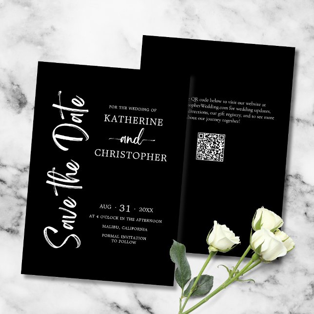 Reserva La Fecha Elegante negrita guión negro blanco Boda formal (Black and White Formal Save the Date Card with Elegant Vertical Script, QR Code, Website.)