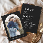 Reserva La Fecha Elegante negro salva la foto de fecha Minimalista<br><div class="desc">Boda Negro Salve las tarjetas de fecha que tienen una foto en el frente. Las tarjetas Save the Date contienen una moderna tipografía de escritura cursiva con letras a mano que son elegantes,  simples y modernas para usar después de la minimalista celebración del día de la boda.</div>