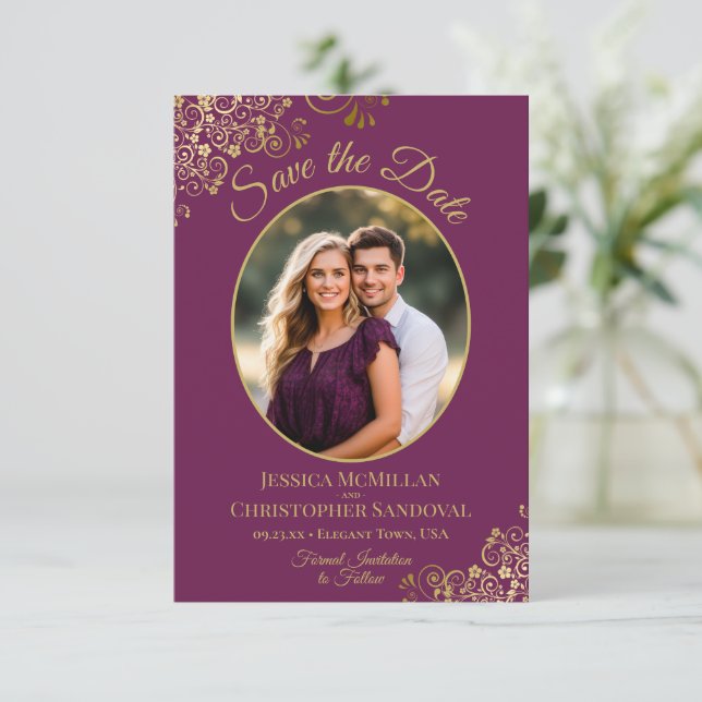 Reserva La Fecha Elegante Oval Photo Gold y Magenta Purple Boda (Anverso de pie)