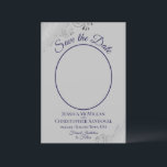 Reserva La Fecha Elegante plata y azul marino en Boda fotográfico g<br><div class="desc">Estas hermosas tarjetas son una excelente manera de hacer saber a sus amigos y familia que deben guardar la fecha para su próximo boda. Presentan un elegante diseño azul marino y gris con tu foto en un marco ovalado rodeado de ondulados rizos y remolinos de color gris plateado, con elegantes...</div>