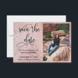 Reserva La Fecha Elegante Rosa Relieve metalizado de imitación de o<br><div class="desc">Elegante Rosa Gold Save the Date con tu propia foto y caligrafía con letras a mano ornamentadas. La plantilla está configurada para que subas una imagen del membrete y la personalizes con tu fecha de celebración. El diseño tiene un fondo de moda mezclado con Relieve metalizado de imitación de oro...</div>