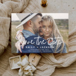 Reserva La Fecha Elegante simple Guardar la foto de fecha<br><div class="desc">Moderna y elegante foto Minimalista cuadrada Guardar la postal del Boda de fecha. La tarjeta de invitación para guardar la fecha incluye una tipografía de escritura con letras a mano moderna con una moda y un diseño sencillo al que se puede añadir la imagen de fotografía de compromiso personalizada.</div>