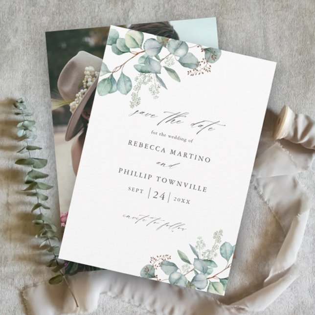 Reserva La Fecha Elegante Verde Eucalipto Foto Boda (Elegant Eucalyptus Greenery Wedding Save the Dates with Photo on the Back.)