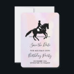 Reserva La Fecha Elegante Viajero con fondo acuático<br><div class="desc">Guarde la tarjeta plana de fecha con un ilustracion blanco y negro de un jinete de ropa. El caballo y el jinete están tocando una pirueta. Elegante y hermoso.</div>