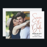 Reserva La Fecha Escritura Chic EDITABLE COLOR Ahorra La Fecha Rosa<br><div class="desc">Tarjetas modernas de aviso de boda por Berry Berry Sweet Designs. Los artículos coincidentes y otras opciones de color están disponibles en nuestro sitio web WWW.BERRYBERRYSWEET.COM o previa solicitud. El color de fondo se puede cambiar utilizando las herramientas de personalización en línea.

Diseño © Berry Berry Sweet Designs</div>