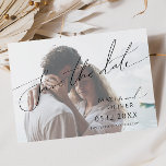 Reserva La Fecha Espectacular foto de escritura Minimalista ligera<br><div class="desc">Esta fantástica foto minimalista de guion descolorida con luz de escritura, ahorra la fecha es perfecta para su clásico simple y simple boda de boho moderno mínimo y negro. El diseño presenta una caligrafía escrita a mano, elegante, delicada y romántica, con una tipografía chic y formal. El aspecto irá bien...</div>