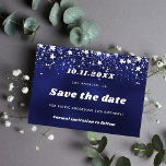 Reserva La Fecha Estrellas blancas azul marino de cumpleaños<br><div class="desc">Un Save the Date para una fiesta de cumpleaños número 50 (o cualquier edad). Un fondo azul marino. Decorado con estrellas. Tanto para él como para ella.</div>