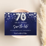 Reserva La Fecha Estrellas de plata azul marino 70 cumpleaños<br><div class="desc">Un moderno y elegante Save the Date para una parte de cumpleaños número 70. Un fondo azul marino decorado con estrellas de imitación plateadas. Personalice y agregue una fecha y un nombre. El color azul es desigual. El texto: Save the Date se escribe con un gran guión de estilo escrito...</div>