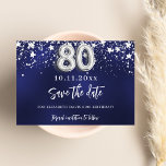 Reserva La Fecha Estrellas de plata azul marino 80 cumpleaños<br><div class="desc">Un moderno y elegante Save the Date para una parte de cumpleaños número 80. Un fondo azul marino decorado con estrellas de imitación plateadas. Personalice y agregue una fecha y un nombre. El color azul es desigual. El texto: Save the Date se escribe con un gran guión de estilo escrito...</div>