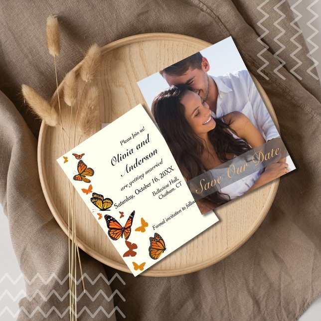 Reserva La Fecha Fall Wedding Foto Monarca mariposa (Monarch butterflies add romantic fall vibes to this photo save the date. )