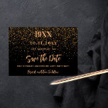 Reserva La Fecha Fiesta de cumpleaños del confetti de oro negro<br><div class="desc">Un fondo negro decorado con un confetti dorado. Personalice y agregue una fecha y un nombre/edad. El texto: Save the Date se escribe con un gran guión de estilo escrito a mano.</div>