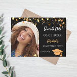 Reserva La Fecha Fiesta de graduación estrellas de oro negro foto a<br><div class="desc">Foto Guardar la tarjeta de fecha para una fiesta de graduación 20XX. Al frente: Añade tu propia foto vertical del graduado. Marco en forma de arco. Color de fondo negro de moda, decorado con falsas estrellas doradas. Personalice y agregue un nombre y una fecha. El nombre y el texto: Guardar...</div>