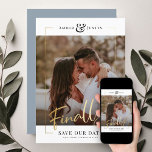 Reserva La Fecha ¡Finalmente! | Moderno Gold Square Photo Elegant F<br><div class="desc">Comparte las maravillosas noticias de tu compromiso con este divertido y moderno marco dorado impreso Save the Date cards que incluye tu foto cuadrada favorita junto con un gran negrita FINALMENTE! en una hermosa caligrafía de escritura con letras a mano. Personalice con dos líneas de texto personalizado en la parte...</div>